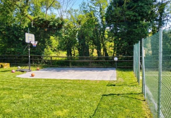 Il parco ospita un campo da basket - La casa di Nanì