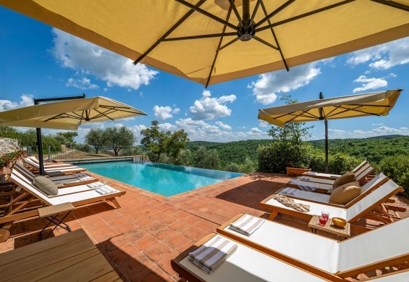 La piscina domina un paesaggio mozzafiato - Muricciaglia