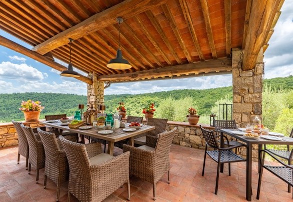 La loggia sul retro del casale con uscita diretta da cucina e sala da pranzo - Muricciaglia