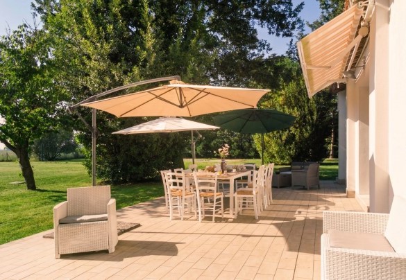 L’ampia zona pavimentata per mangiare all’aperto - Nonna Isa