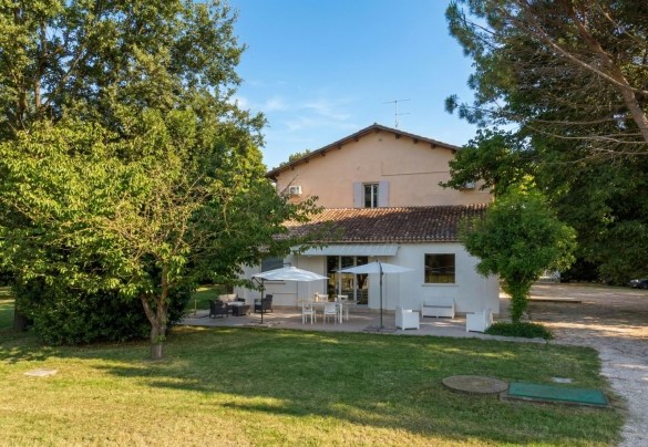 AIl'uscita della cucina si trova un tavolo con sedie per pranzi all'aperto - Nonna Isa