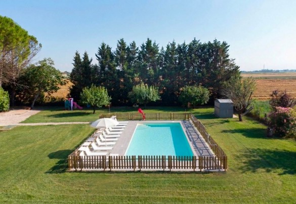 La piscina è collocata a circa 25 metri del casale - Nonna Isa