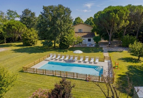 La vasca, dalla forma rettangolare, misura 12 x 5 m, ha una profondità costante di 1,40 m - Nonna Isa