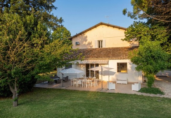 L’ampia zona pavimentata per mangiare all’aperto - Nonna Isa