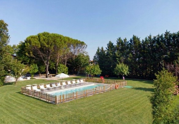 Il solarium è accessoriato con lettini, ombrelloni e doccia con acqua fredda - Nonna Isa 