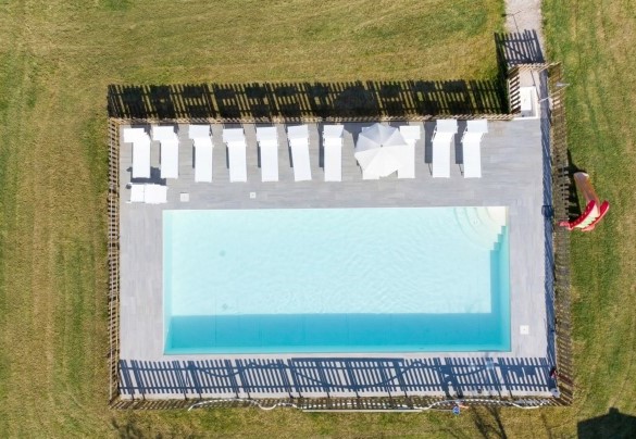 La vasca, dalla forma rettangolare, misura 12 x 5 m, ha una profondità costante di 1,40 m - Nonna Isa