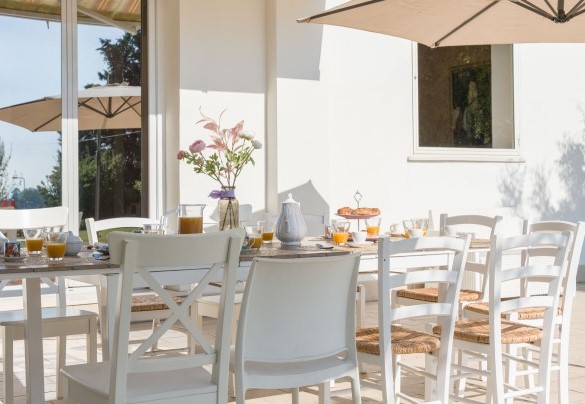 Zona per mangiare all’aperto, ombreggiata da tenda da sole - Nonna Isa 