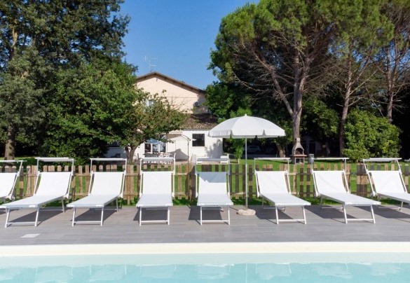 La vasca, dalla forma rettangolare, misura 12 x 5 m, ha una profondità costante di 1,40 m - Nonna Isa