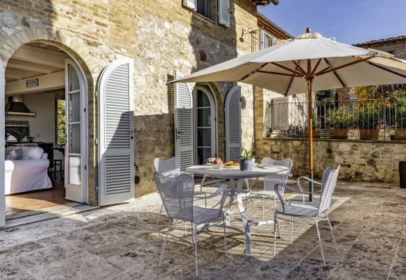La terrazza all’uscita dell’appartamento 2 - Podere Vernine di Sotto