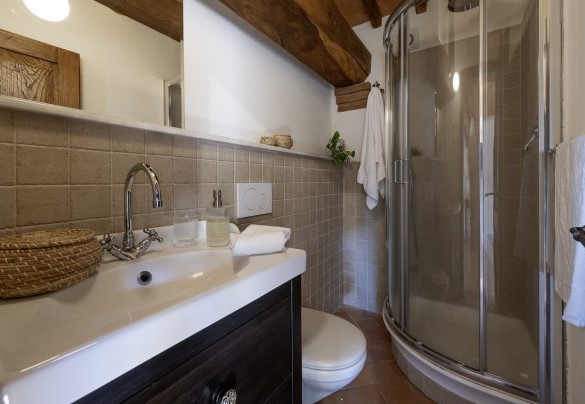Bagno con doccia n.5 in annesso (appartamento 2, primo piano) - Podere Vernine di Sotto