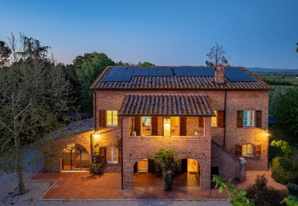 Il casale su due piani e organizzato in due unità indipendenti - Sangiovese