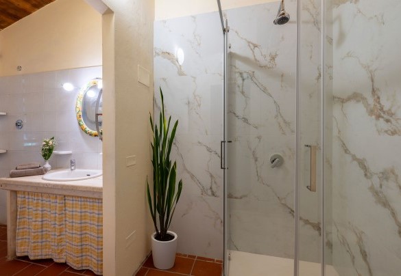 Bathroom with shower no. 1 on the ground floor (unit 1) - Sangiovese