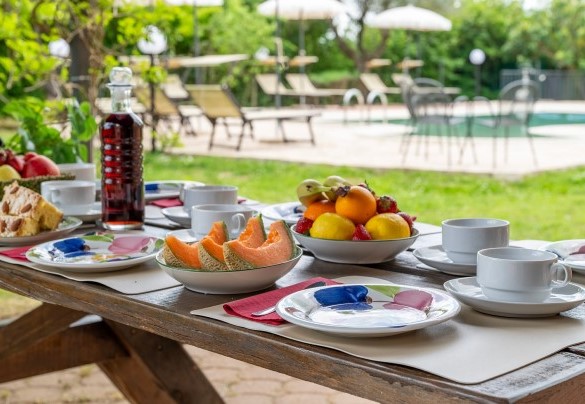 Il tavolo da pranzo esterno, ombreggiato da una pergola - Sangiovese