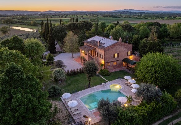 Campi coltivati, oliveti e vigneti delimitano naturalmente i confini della proprietà - Sangiovese