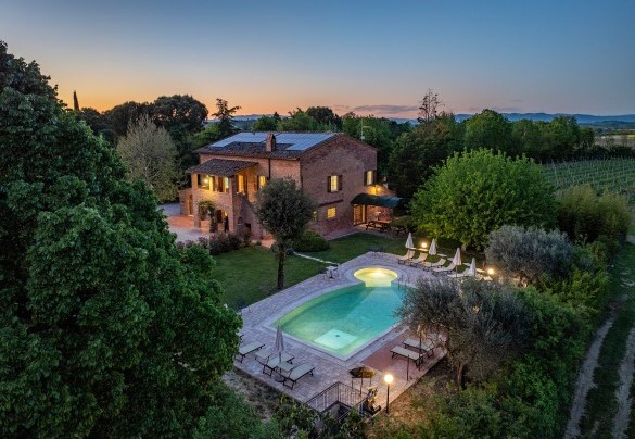 Vista aerea della proprietà immersa in parco rigoglioso - Sangiovese