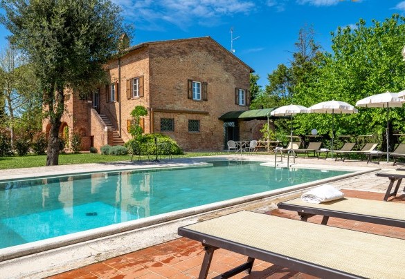 La piscina è rivestita in pietra di travertino - Sangiovese