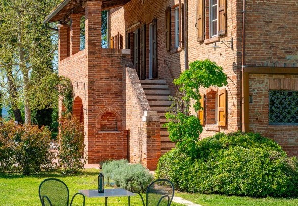 Attorno alla piscina un vasto giardino pianeggiante - Sangiovese