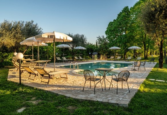 La piscina con l’area prendisole attrezzata - Sangiovese