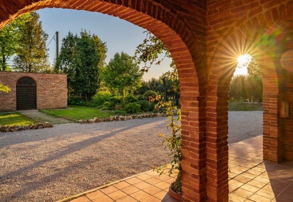 Il portico con gli ingressi delle due unità - Sangiovese