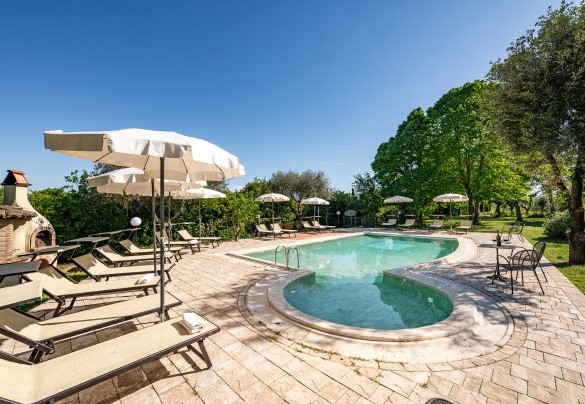 Attorno alla piscina la ben attrezzata zona prendisole - Sangiovese