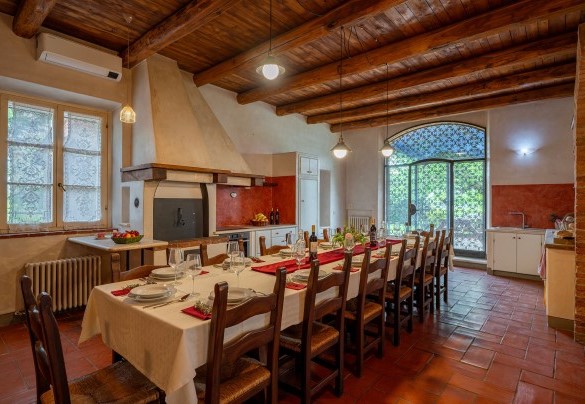 Soggiorno con tavolo da pranzo e uscita sul retro del giardino - Sangiovese