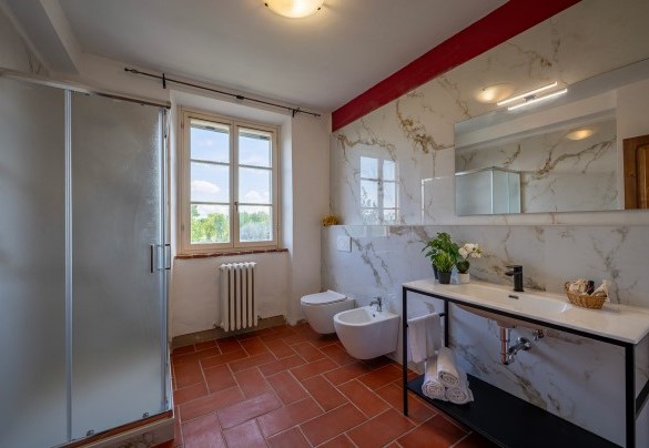 Bagno con doccia n. 4 al primo piano (unità 1) - Sangiovese