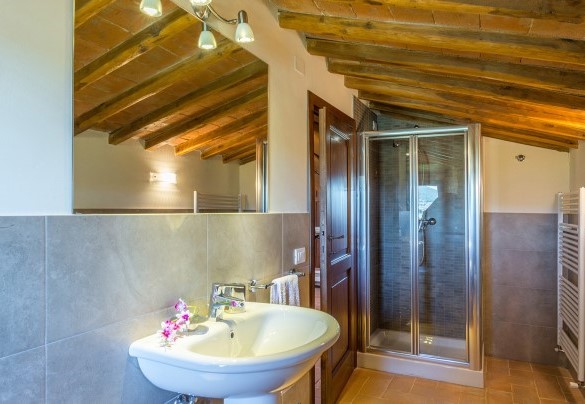 En suite bathroom with shower on the first floor - Santa Illuminata   
