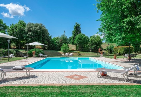 La piscina è collocata all'interno del parco della proprietà - Tenuta Astolfi