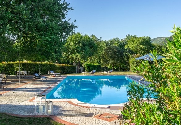 La piscina misura 14 x 7 m con una profondità costante di 1,50 m - Tenuta Astolfi