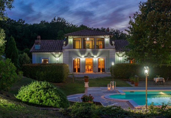La maestosa villa illuminata di notte - Tenuta Astolfi