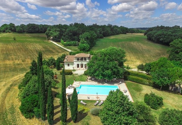 La proprietà si adagia sulle dolci colline nelle immediate vicinanze di Acquasparta - Tenuta Astolfi