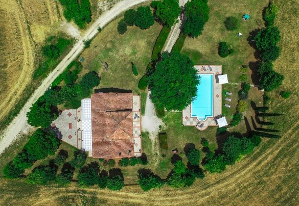 La villa e la piscina visti dall'alto - Tenuta Astolfi