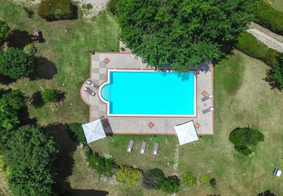 La bellissima piscina vista dall'alto - Tenuta Astolfi
