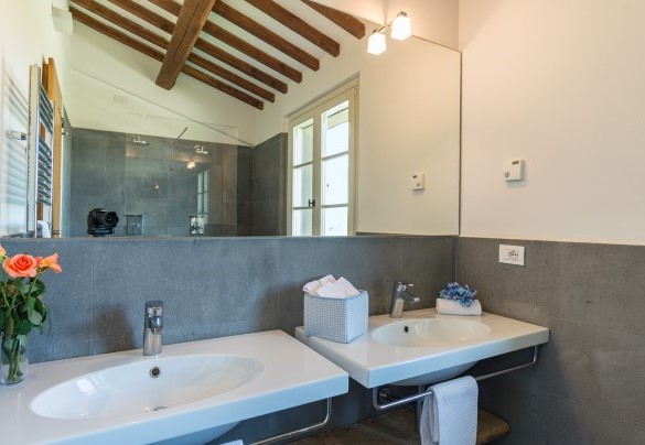 Bathroom with two showers n.7 close to bedrooms n.7 and n. 8 - Tenuta Bellafonte 14