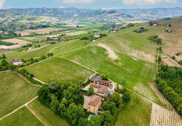 Surrounded by lush vineyards, peaceful hills, and charming villages - Tenuta Schiavon Barrero