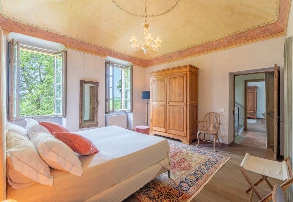 Ceiling decorations and elegant furnishings characterize double bedroom n. 2 - Tenuta Schiavon Barrero
