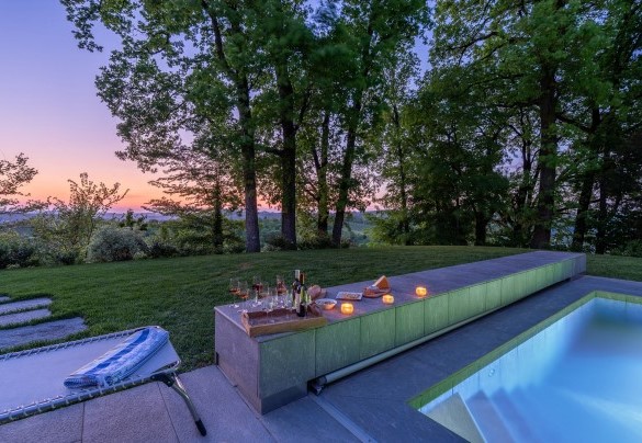 Five steps positioned at one corner of the pool provide easy access to the water - Tenuta Schiavon Barrero