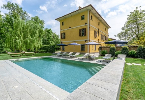 The swimming pool is located next to the villa - Tenuta Schiavon Barrero