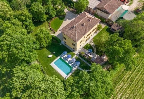 The villa is surrounded by over 4 hectares of woodland with centuries-old trees - Tenuta Schiavon Barrero