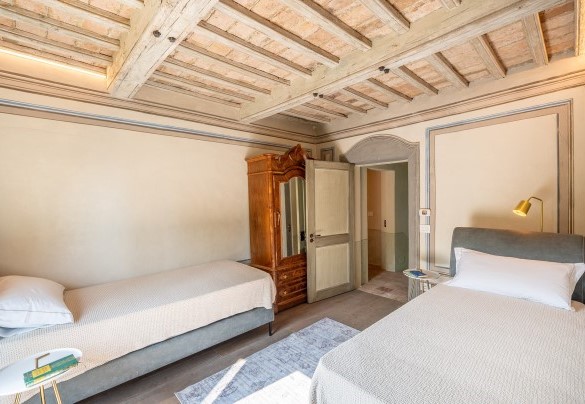 The decorations and original characteristic wooden ceiling of twin bedroom n. 5 - Tenuta Schiavon Barrero