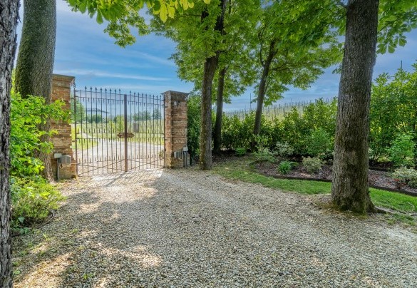 The entrance gate to the property is electronically operated - Tenuta Schiavon Barrero