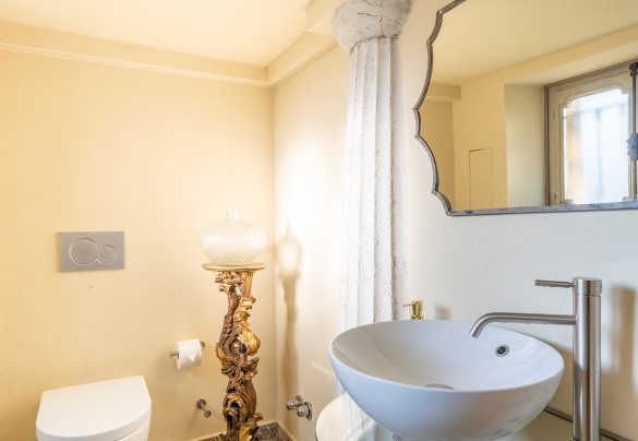 The guest bathroom adjacent to the kitchen - Tenuta Schiavon Barrero