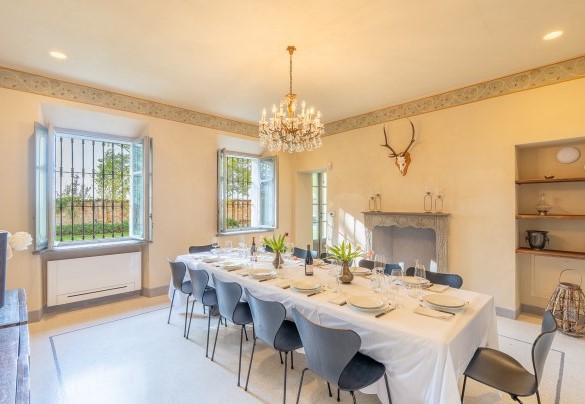The spacious dining room with ornamental fireplace - Tenuta Schiavon Barrero