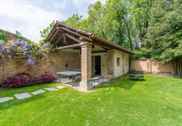 A ping pong table is set in the shade in front of the laundry room - Tenuta Schiavon Barrero