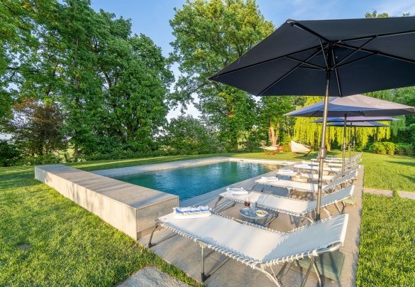 The stone border separates the pool from the lawn - Tenuta Schiavon Barrero