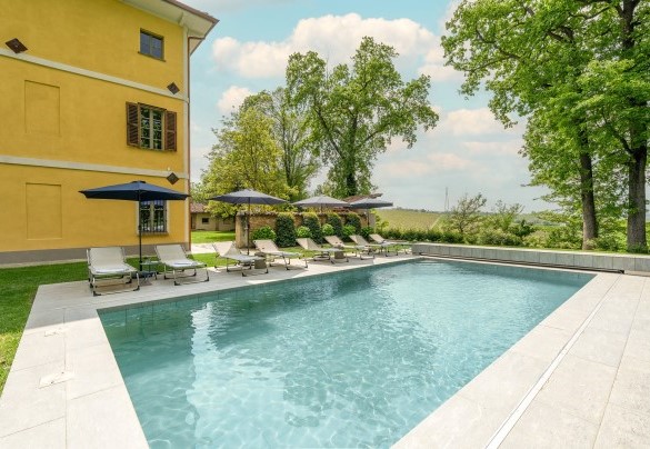 The rectangular swimming pool measures 10 x 5 m and has a maximum depth of 1.6 m - Tenuta Schiavon Barrero