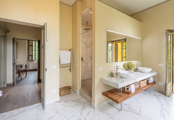 Bathroom n. 2 with shower and bathtub on the first floor - Tenuta Schiavon Barrero