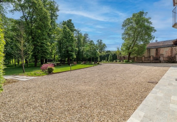 The spacious parking area near the entrance of the villa - Tenuta Schiavon Barrero