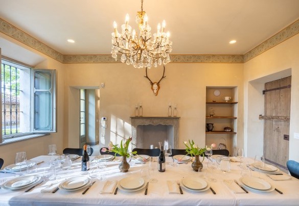 A large table comfortably seating twelve guests - Tenuta Schiavon Barrero