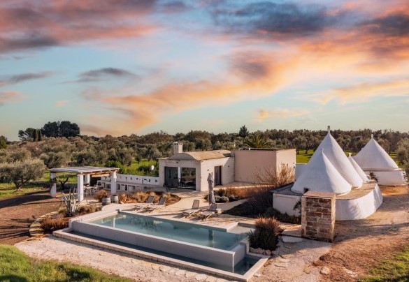 La piscina si trova a pochi metri dagli immobili - Trulli Fiori di Mandorlo	